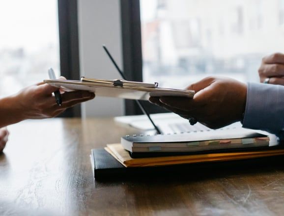 Échange de documents autour d’un bureau