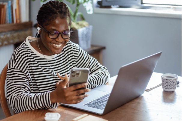 Personne en consultation en ligne devant son ordinateur